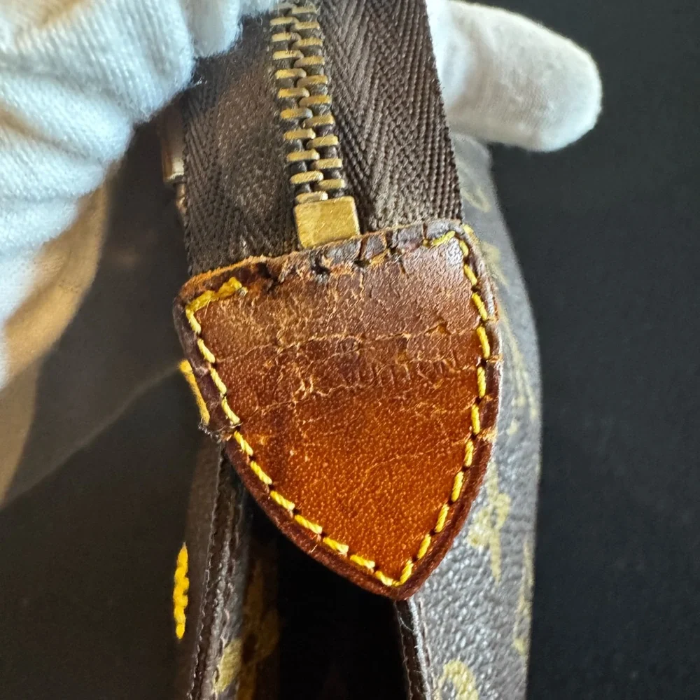 Louis Vuitton
LV Monogram Toiletry Pouch 26 vintage converted Crossbody - Picture 8 of 16